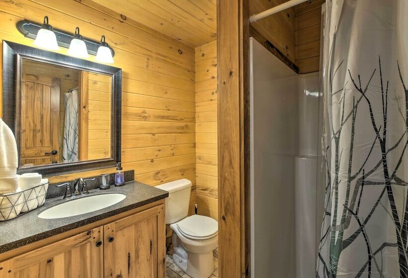 Family Friendly Warsaw Cabin W/ Deck & Fireplace!