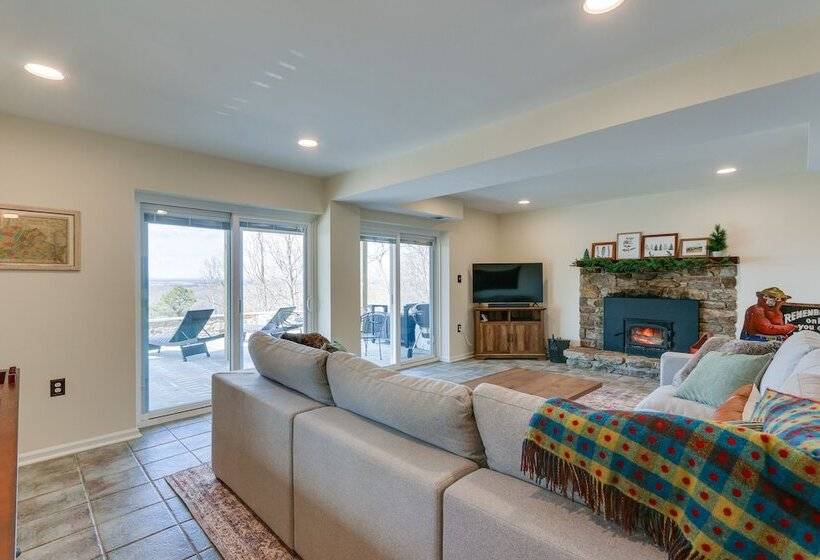 Front Royal Hilltop Cabin W/ Panoramic Views!