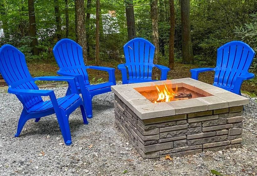 2 Mi To Sapphire Resort: Home W/ Hot Tub & Games!