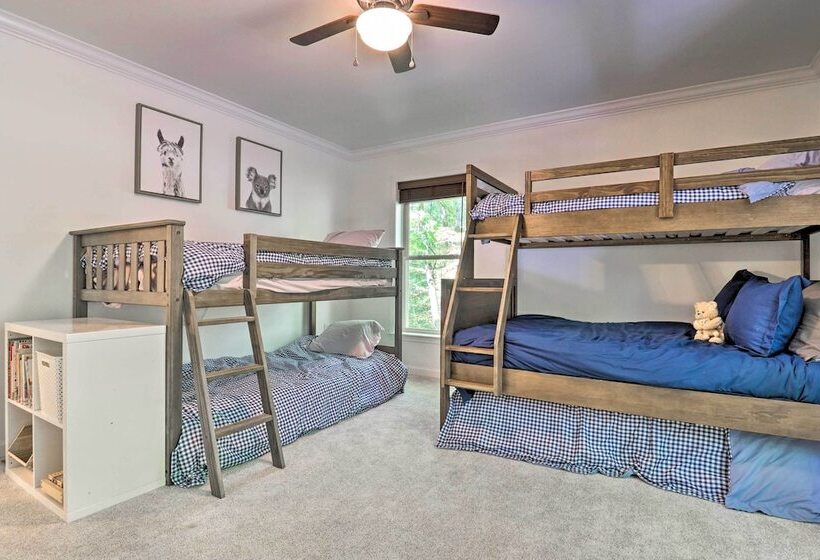 2 Mi To Sapphire Resort: Home W/ Hot Tub & Games!
