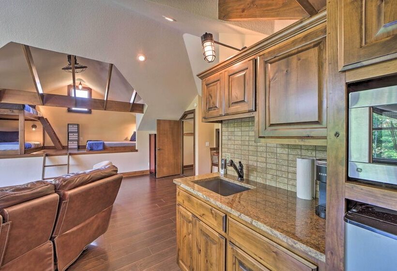Huge Vian Family Retreat: Hot Tub + Game Room