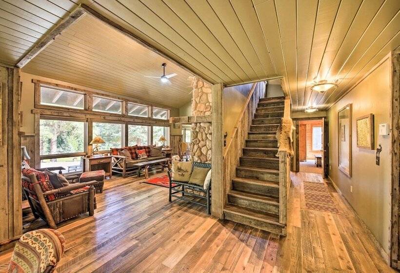 Loose Moose Lodge    31 Acres On Yaak River!