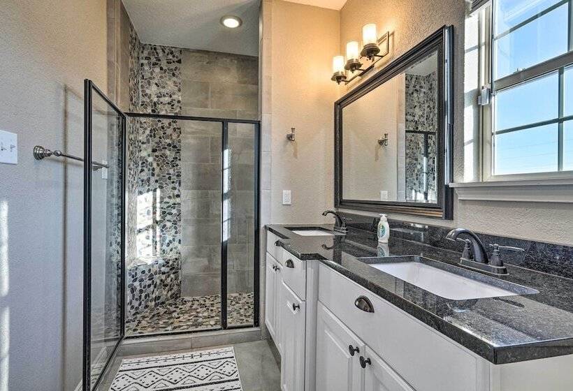 Peaceful Atascosa Home W/ Balcony & Deck!