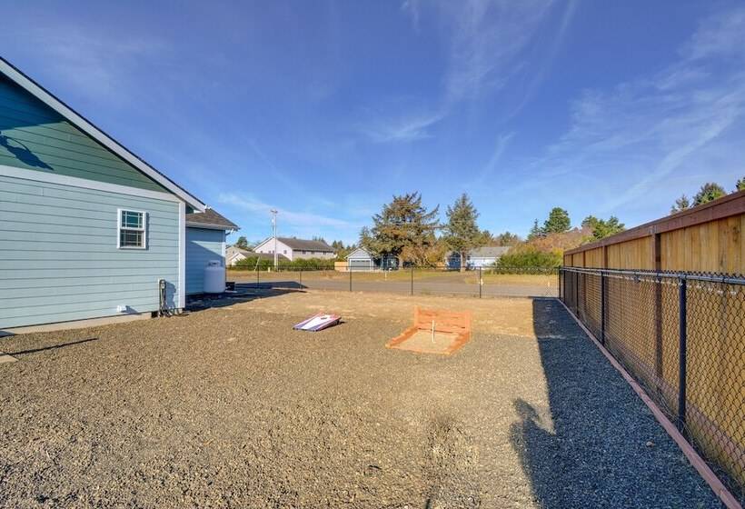 Pet Friendly Retreat W/ Fenced Yard, Walk To Beach