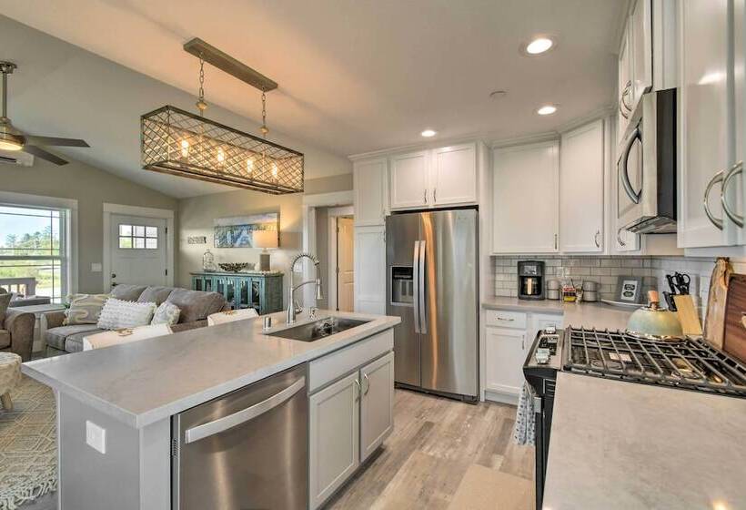 Pet Friendly Retreat W/ Fenced Yard, Walk To Beach