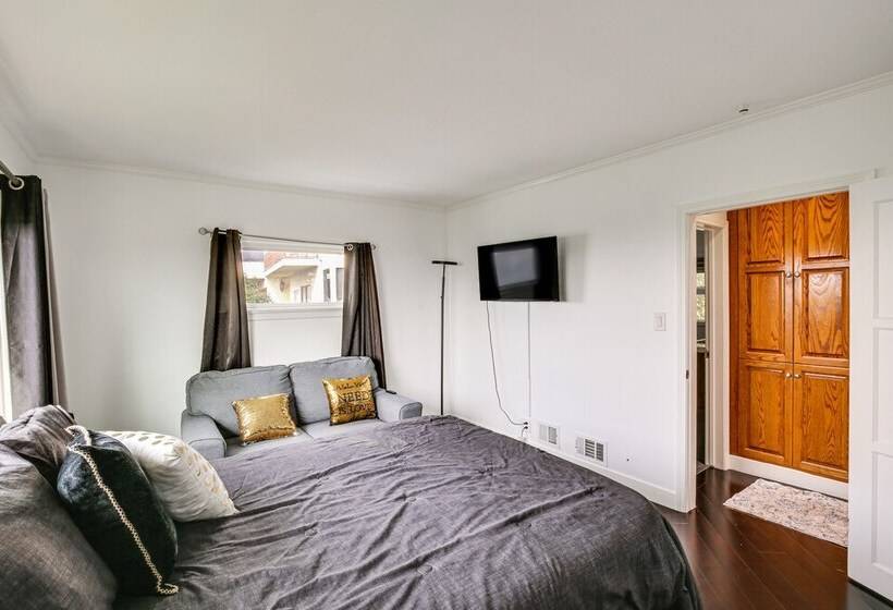 Bright Whittier Home W/ Pool Table + Spacious Deck