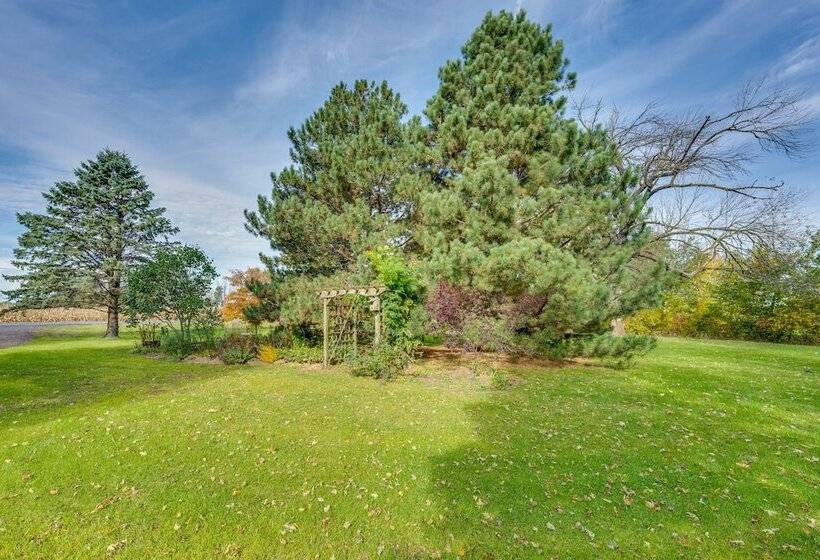 Quaint & Family Friendly Watertown Farmhouse!