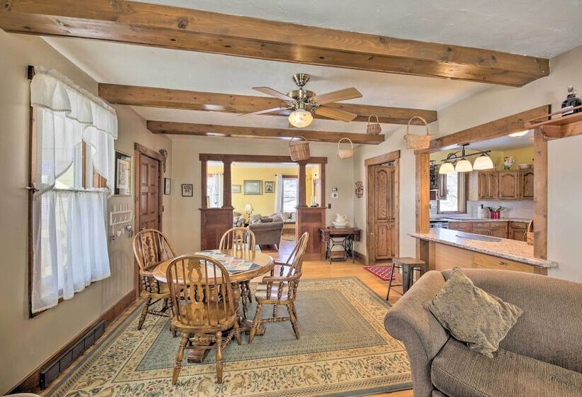 Quaint & Family Friendly Watertown Farmhouse!