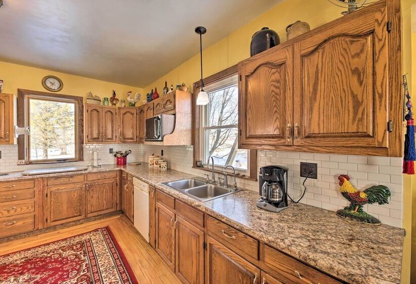 Quaint & Family Friendly Watertown Farmhouse!