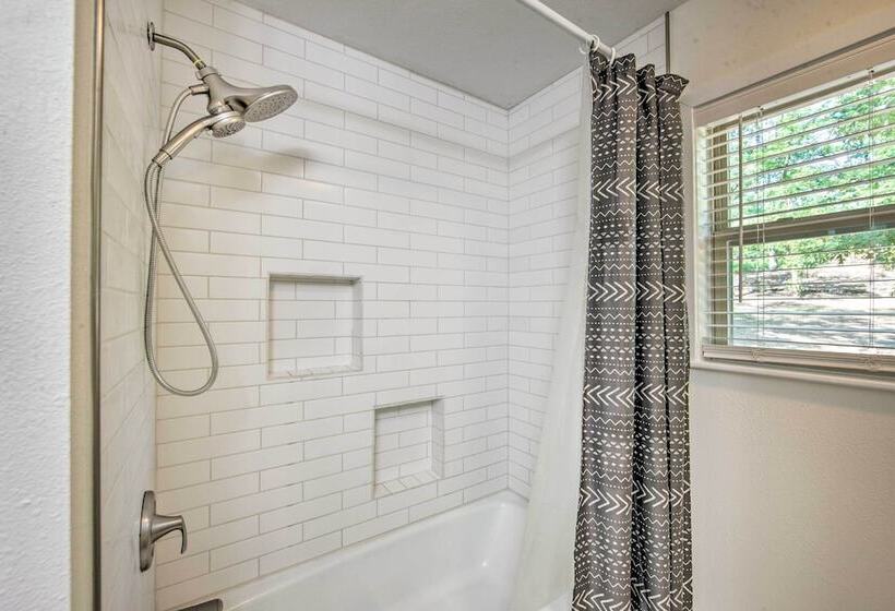 Quiet Home On Lake Hawkins W/ Kayaks + Dock!