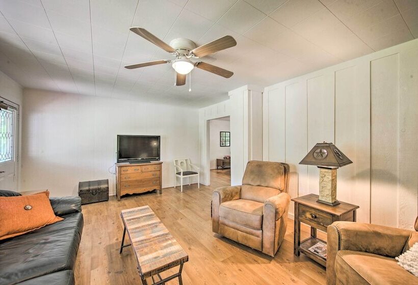 Quiet Home On Lake Hawkins W/ Kayaks + Dock!