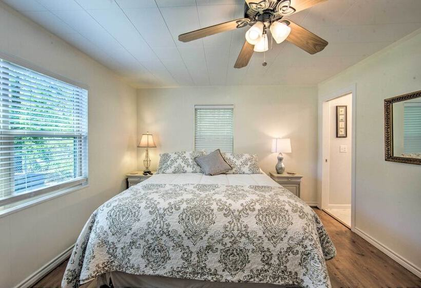 Quiet Home On Lake Hawkins W/ Kayaks + Dock!