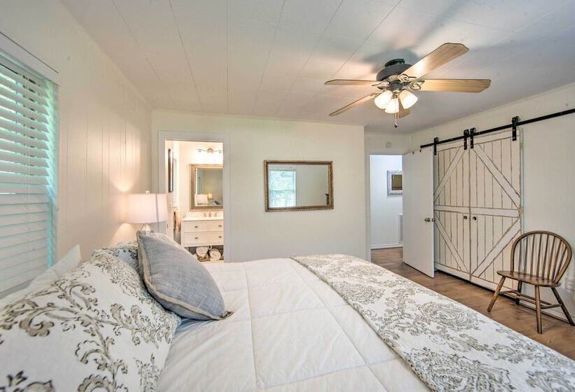 Quiet Home On Lake Hawkins W/ Kayaks + Dock!