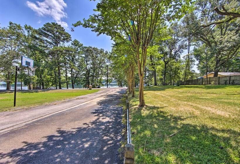 Quiet Home On Lake Hawkins W/ Kayaks + Dock!