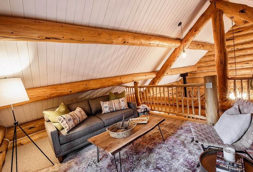 Remodeled Fairplay Log Cabin W/ Sauna + Loft!
