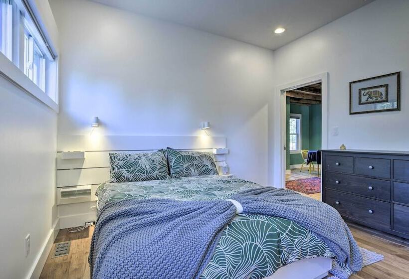 Renovated Carrboro House With Deck & Fire Pit!