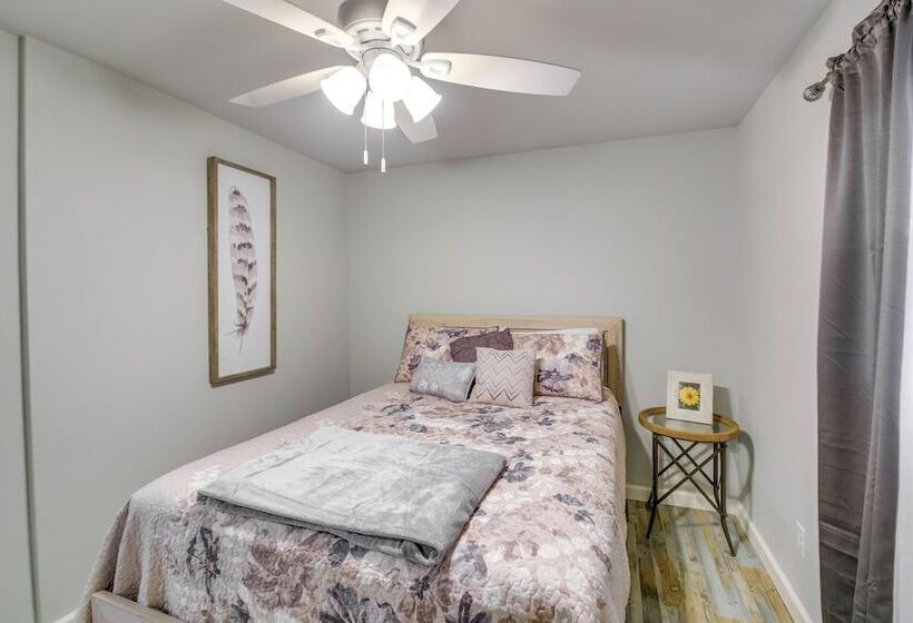 Royal Cabin W/ Fire Pit & Wraparound Deck!