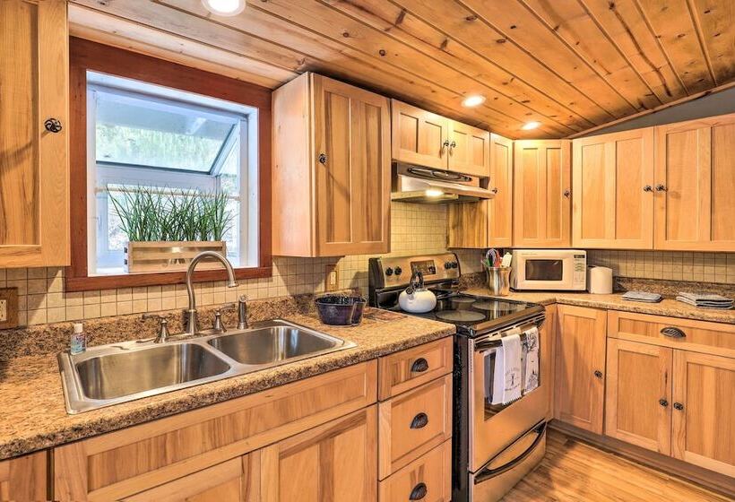 Mars Hill Ski Resort Cabin: 20 Miles To Asheville!