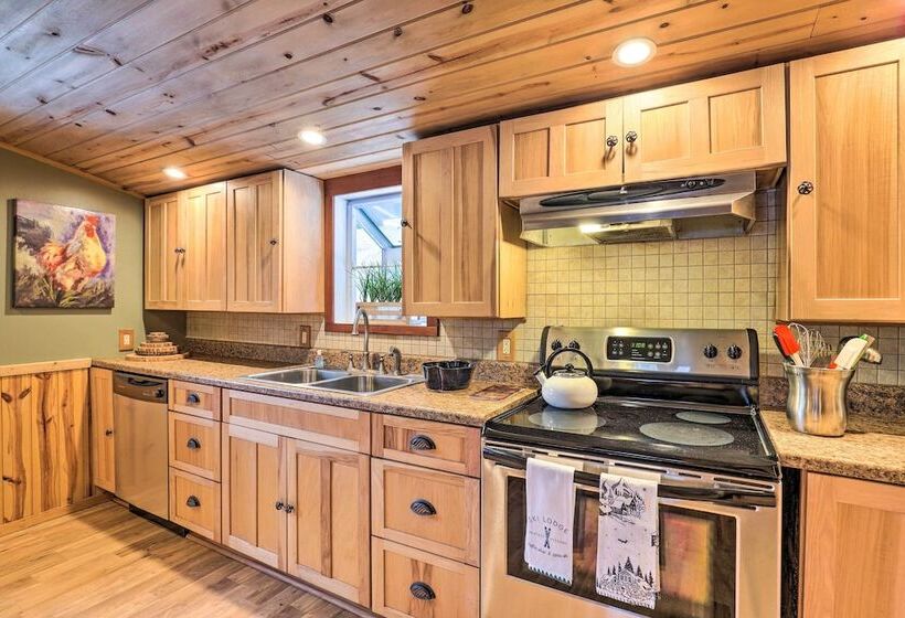 Mars Hill Ski Resort Cabin: 20 Miles To Asheville!