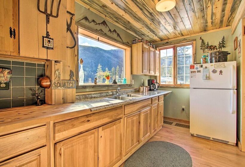 Sasquatch Inn  Retreat Near Fishing & Hunting!