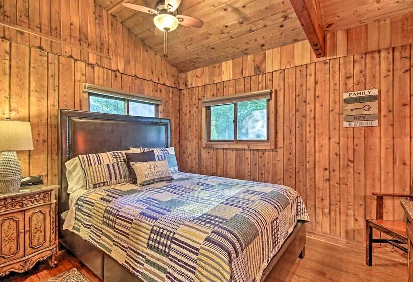 Secluded Stanardsville Cabin W/ 10 Acres & Hot Tub