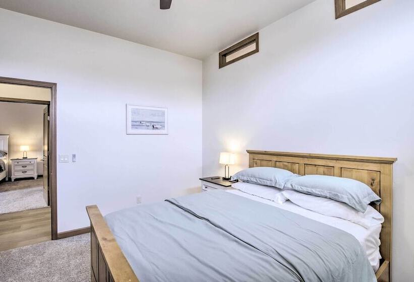 Spacious Recently Built Home < 1 Mi To Lake!
