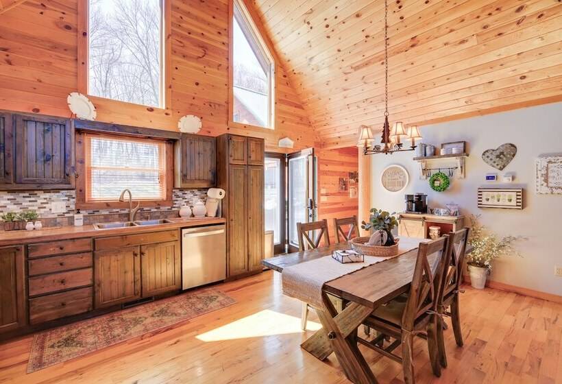 Deck, Gas Grill + Mtn Views: Sparta Cabin Stay!