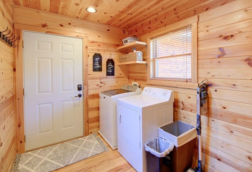 Deck, Gas Grill + Mtn Views: Sparta Cabin Stay!