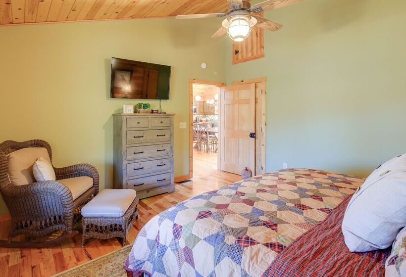 Deck, Gas Grill + Mtn Views: Sparta Cabin Stay!