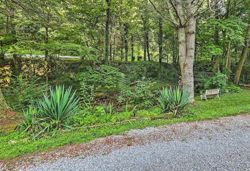 The Chalet Retreat Cabin Across From Creek!
