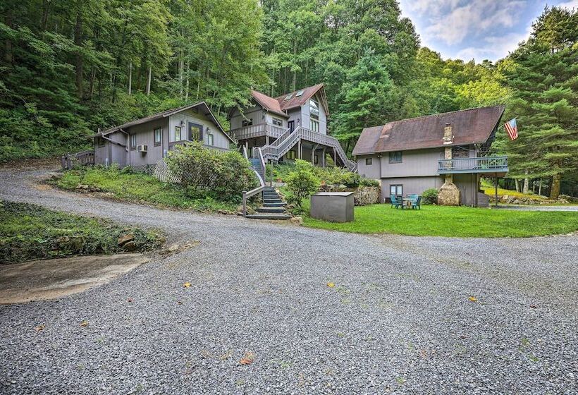 The Chalet Retreat Cabin Across From Creek!