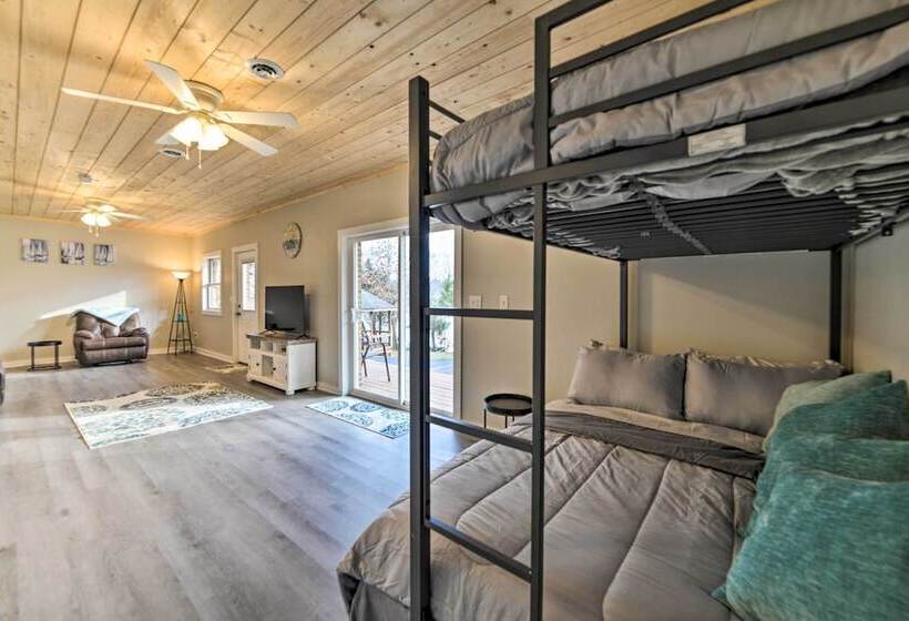 Barkley Breeze  Waterfront Home W/ Dock & Kayaks