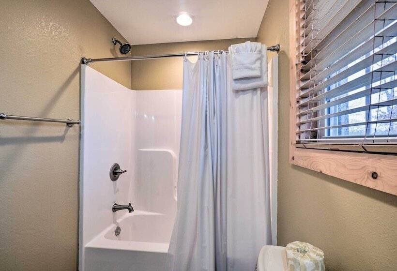 Sevierville Cabin W/ Lake Views & Wraparound Porch