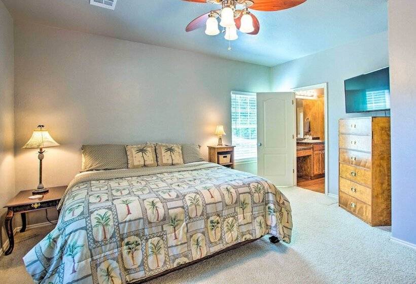 1/2 Mi To Lake Texoma: Home W/ Fire Pit & Grill!