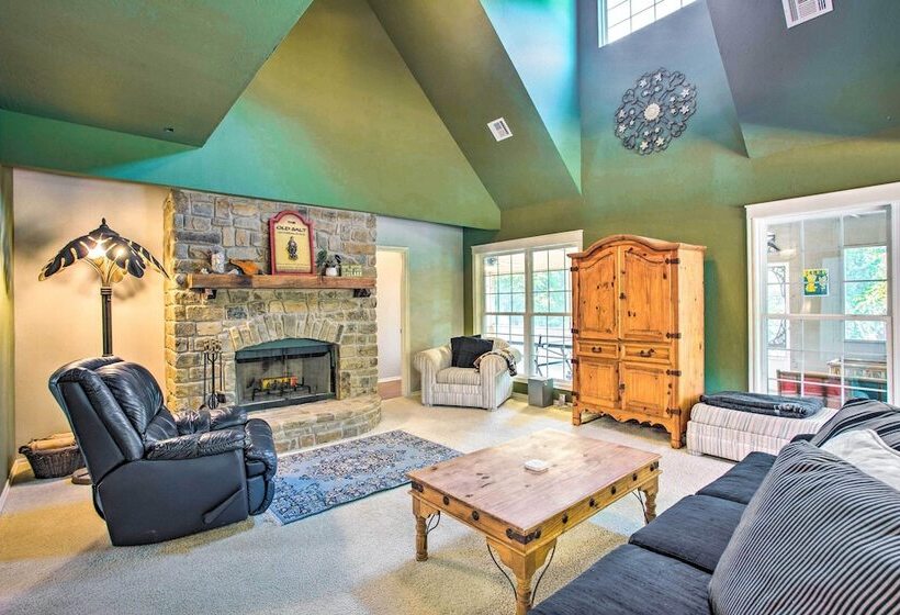 1/2 Mi To Lake Texoma: Home W/ Fire Pit & Grill!
