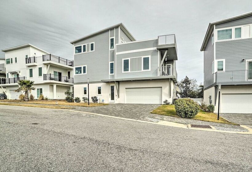 Beach Retreat W/ Rooftop Deck, Walk To Beach!