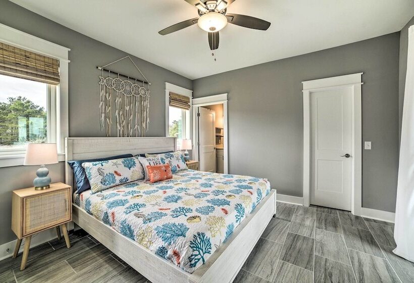 Beach Retreat W/ Rooftop Deck, Walk To Beach!