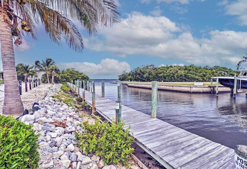 Boat Lovers Paradise: Walk To Private Beach!