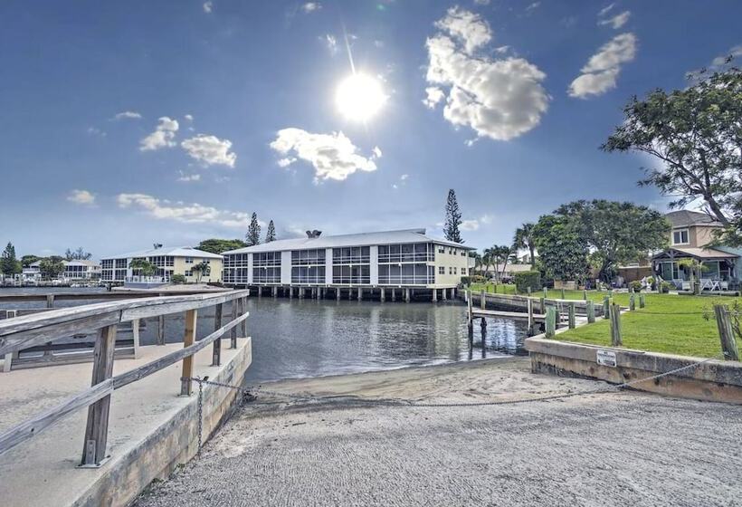 Boat Lovers Paradise: Walk To Private Beach!