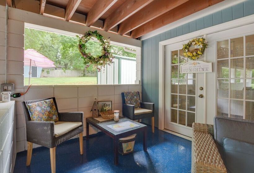 Bright Springfield Home: Walk To Nature Center!