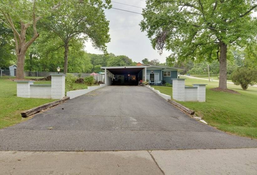 Bright Springfield Home: Walk To Nature Center!