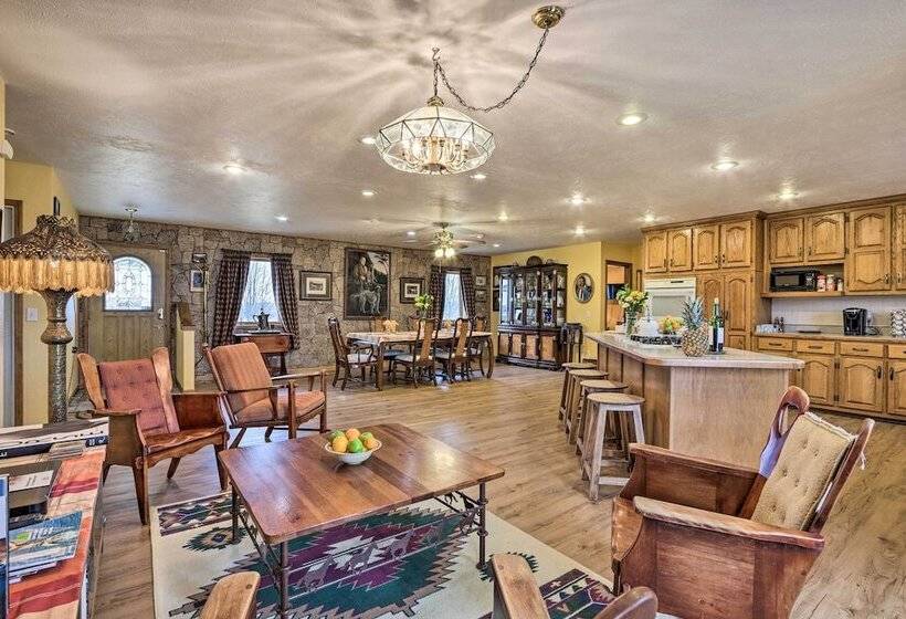 Missouri Getaway W/ Pasture Views & Patio!