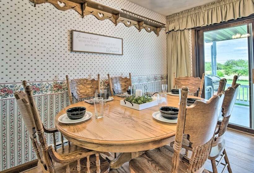 Charming Lewisburg Home W/ Hot Tub & Games!