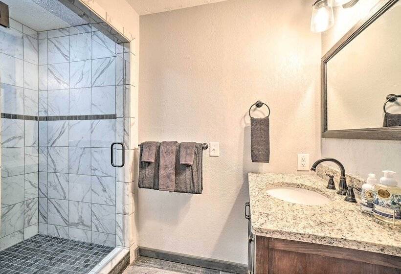 Cozy Hollister Cabin: Perfect For Families!