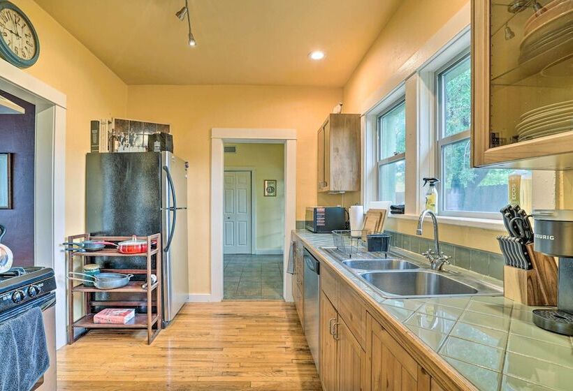 Cozy Las Cruces Gem: Fire Pit, Patio & Views!