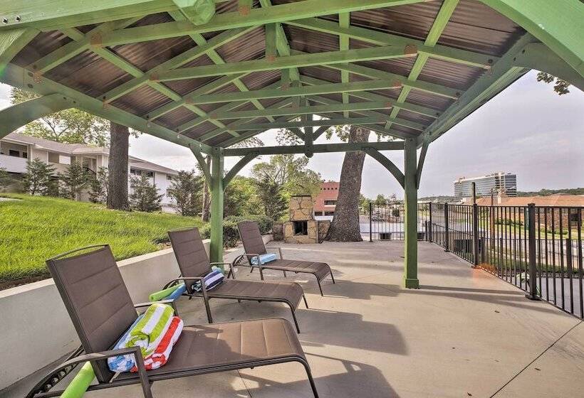 Downtown Branson Cottage W/ Pool Access!