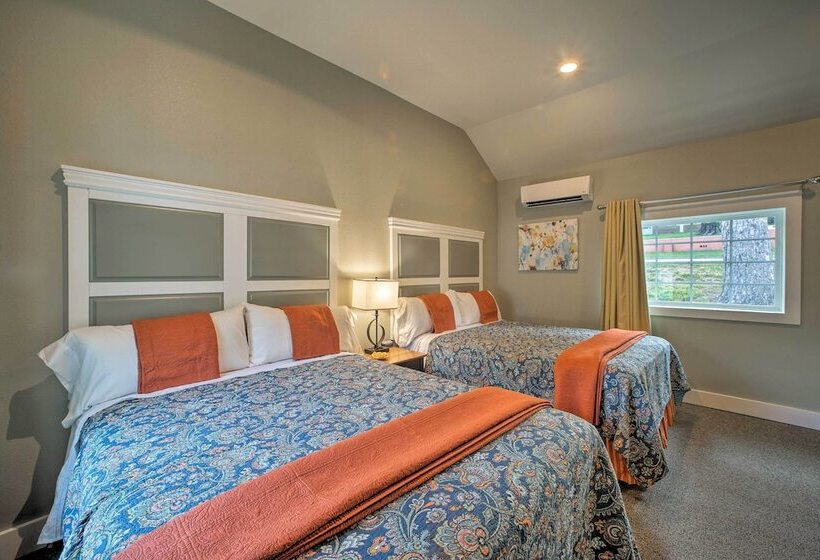 Downtown Branson Cottage W/ Pool Access!