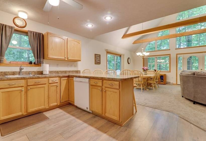 Deck & Resort Amenities: Arrowhead Lake Home!