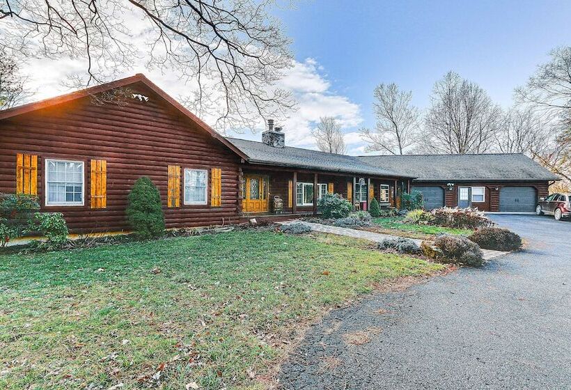 Family Retreat W/ Deck Near Appalachian Trail!