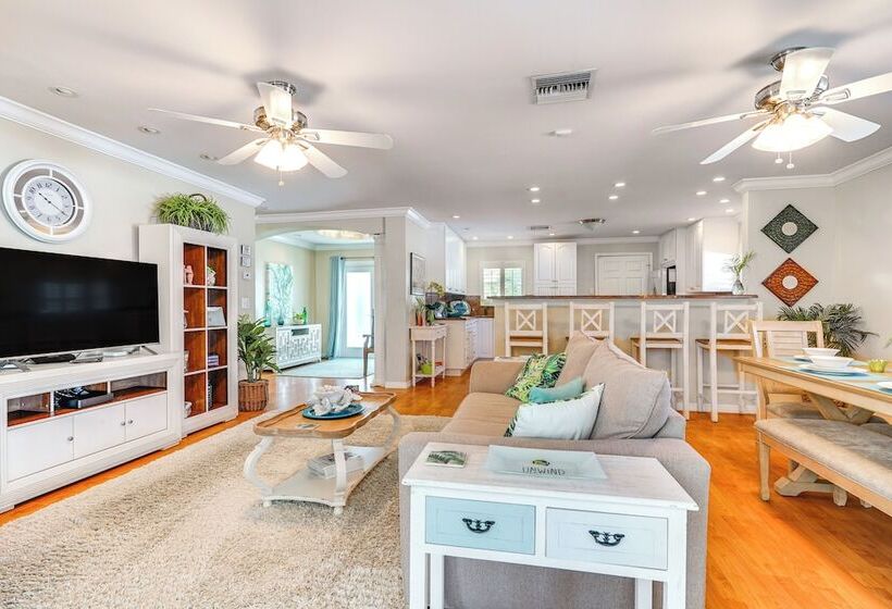 Fort Myers Bungalow   12 Miles To The Beach!